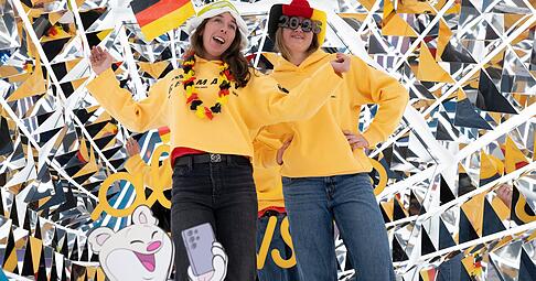 Haben ihr Ticket sicher: Die Skirennl&auml;uferinnen Kira Weidle-Winkelmann (links) und Emma Aicher sind in Cortina d&rsquo;Ampezzo am Start. Bei der Einkleidung in M&uuml;nchen haben sie gezeigt, dass sie schon m&auml;chtig in Olympia-Stimmung sind.