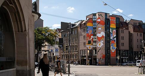 Die Stadt als Galerie: Gizem Erdem aus K&ouml;ln ist im Herbst auch dabei in Heilbronn bei "Beyond Graffiti". Dieses Bild zeigt eine Arbeit der K&uuml;nstlerin in Stuttgart, entstanden im Rahmen von Pfffestival.