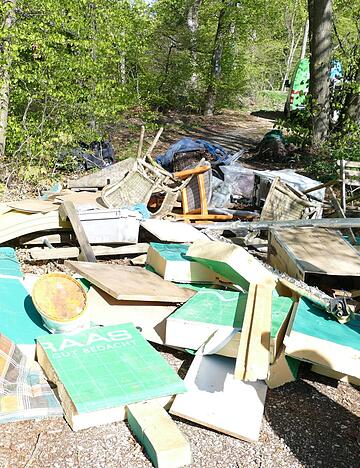 In dem M&uuml;llberg befinden sich neben s&auml;mtlichen Unrat auch &Ouml;lkanister mit Alt&ouml;l.
