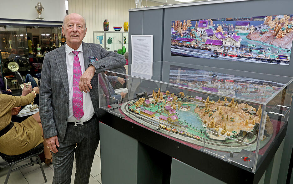 Jürgen Fischer bei der Auktion neben der edelsten Modelleisenbahn der Welt.