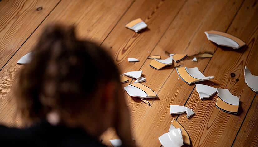 Das Leben lag in Scherben, ein Alltag war nur unter strengen Regeln möglich. Nach jahrelanger Unterdrückung kann die Mutter dreier Kinder im Frauenhaus endlich ein angstfreies Leben führen. Das Leben lag in Scherben, ein Alltag war nur unter strengen Regeln möglich. Nach jahrelanger Unterdrückung kann die Mutter dreier Kinder im Frauenhaus endlich ein angstfreies Leben führen.