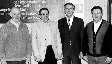 Ehrung im Christoph-Weiss-Gemeindehaus Kirchheim: (von links) Werner Lieberherr, Bezirksposaunenwart Heinz Speidel, Hermann Hofmeister und Gerhard Zimmer. (Foto: Matthias Friederich) Ehrung im Christoph-Weiss-Gemeindehaus Kirchheim: (von links) Werner Lieberherr, Bezirksposaunenwart Heinz Speidel, Hermann Hofmeister und Gerhard Zimmer. (Foto: Matthias Friederich)