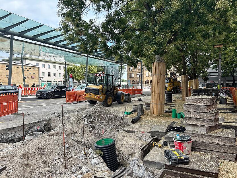 Aufgrund des dritten Gleises muss auch die sich unter dem Glasdach befindende Bushaltestelle in Richtung Innenstadt auf die Südseite der Bahnhofstraße verlegt werden.