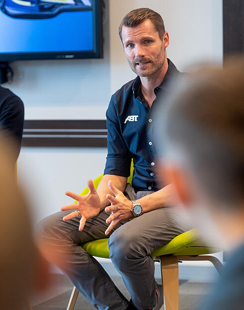 Kinderpressekonferenz im Audi-Forum mit den DTM-Rennfahrern Ricardo Feller und Kelvin van der Linde Kinderpressekonferenz im Audi-Forum mit den DTM-Rennfahrern Ricardo Feller und Kelvin van der Linde