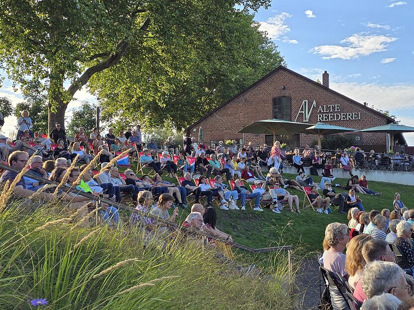 Kultur am Fluss lädt an mehreren Tagen im August zur Heilbronner Fährlebühne neben der Alten Reederei. Kultur am Fluss lädt an mehreren Tagen im August zur Heilbronner Fährlebühne neben der Alten Reederei.