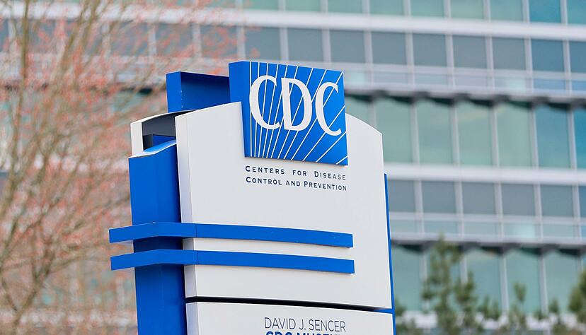 Die Behörde CDC stuft das Risiko für die Öffentlichkeit weiter als gering ein. Die Behörde CDC stuft das Risiko für die Öffentlichkeit weiter als gering ein.