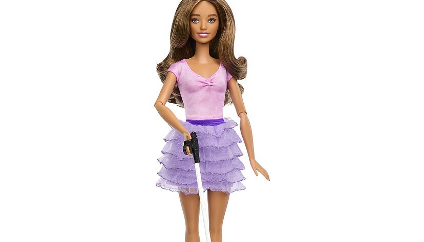 Die neue Barbie-Puppe hat einen Stock und trägt eine Sonnenbrille.