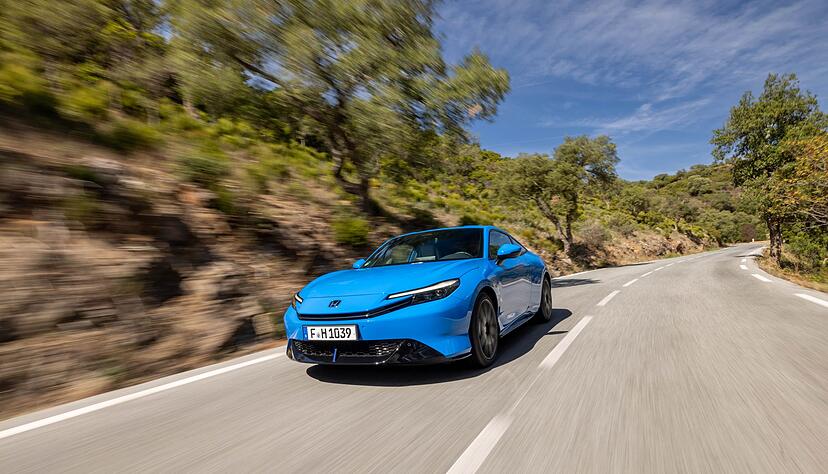 Kriegt er die Kurve? Aber ja, gern noch ein paar mehr davon - sich durch die Lande schlängelnde Straßen können zum natürlichen Habitat des Honda Prelude gezählt werden. Kriegt er die Kurve? Aber ja, gern noch ein paar mehr davon - sich durch die Lande schlängelnde Straßen können zum natürlichen Habitat des Honda Prelude gezählt werden.