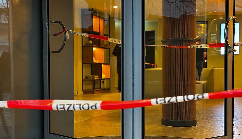Die Drehtür zu dem Hotel ist gesperrt - ein Mann soll seine Mutter dort erstochen haben. Die Drehtür zu dem Hotel ist gesperrt - ein Mann soll seine Mutter dort erstochen haben.