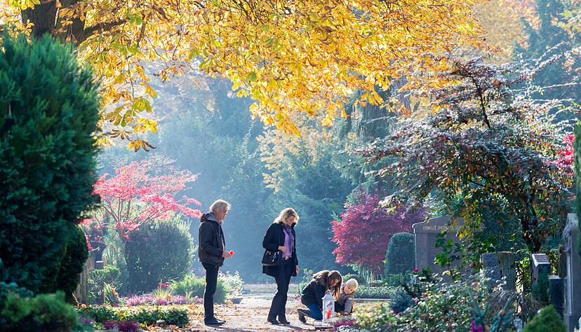Gr&auml;berbesuch an Allerheiligen.