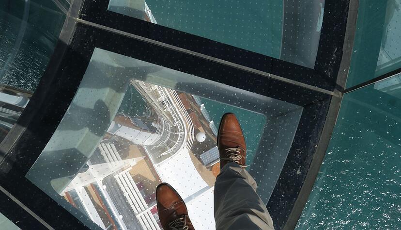 Nicht nach unten gucken - diesen Tipp zu befolgen, fällt bei einer Aussichtsplattform mit gläsernem Boden extrem schwer. Nicht nach unten gucken - diesen Tipp zu befolgen, fällt bei einer Aussichtsplattform mit gläsernem Boden extrem schwer.