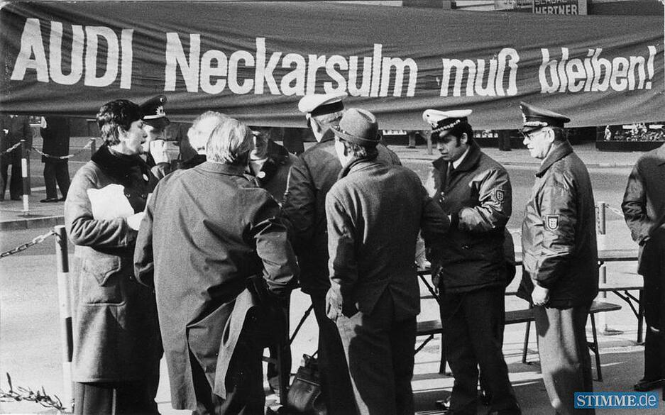 März 1975: 90000 Unterländer fordern mit Unterschriften den Erhalt des Werkes. Auch eine komplette Polizei-Dienstgruppe unterschreibt vor dem Neckarsulmer Rathaus.