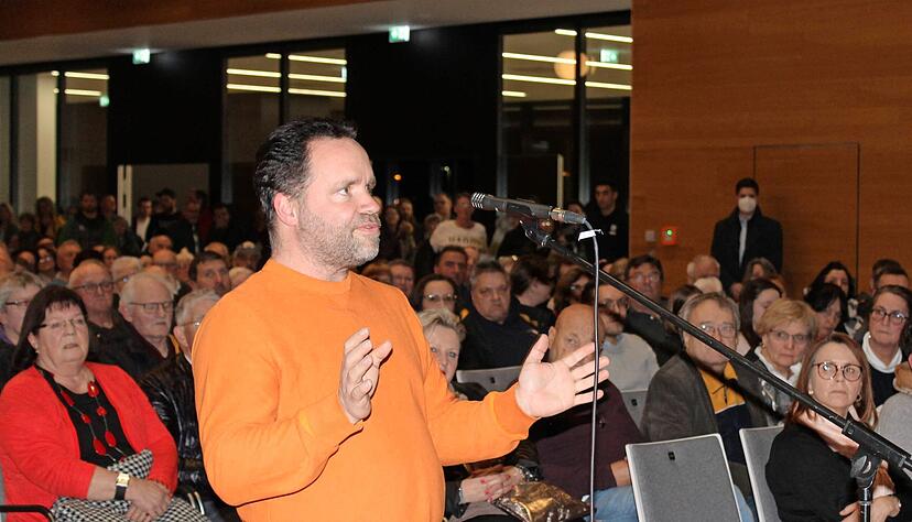 Klare Aussagen fordern die Bürger am Mittwoch in der prall gefüllten Gemeindehalle. Viele bleiben auf der sachlichen Ebene, doch bei bestimmten Themen heizen sich die Gemüter spürbar auf.