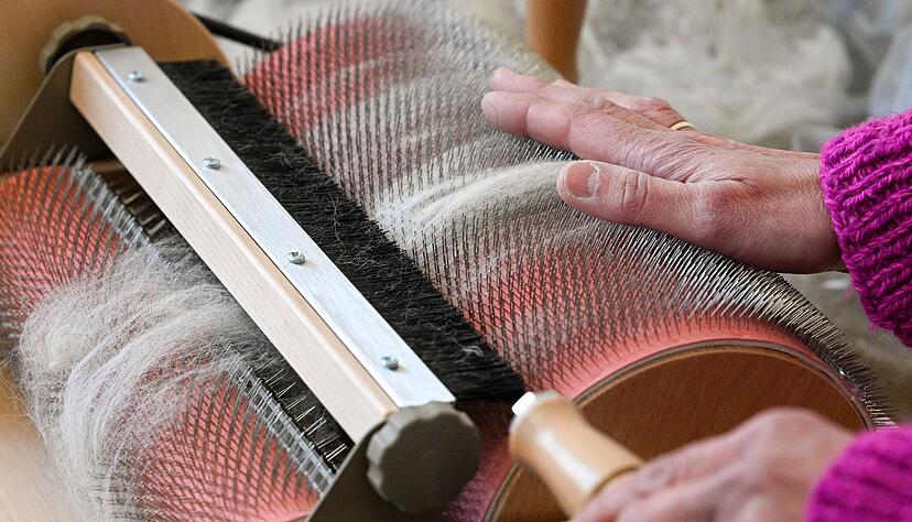 Vor der Verarbeitung muss die Wolle gereinigt werden. Damit die Wolle gut rieche, werde sie zudem mit Fellshampoo gewaschen.