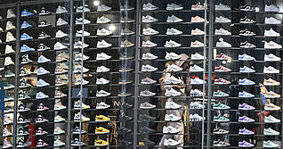 Sportliche Schuhe sind beliebt. Das zeigt sich auch in der Liste der beliebtesten Marken beim Heilbronner Handelsverbund Sabu.