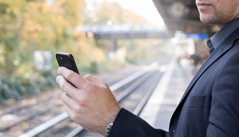 Echtzeitdaten für Bus und Bahn: Google Maps zeigt künftig nicht nur geplante Abfahrtszeiten, sondern auch Verspätungen und Prognosen direkt in der App. Echtzeitdaten für Bus und Bahn: Google Maps zeigt künftig nicht nur geplante Abfahrtszeiten, sondern auch Verspätungen und Prognosen direkt in der App.