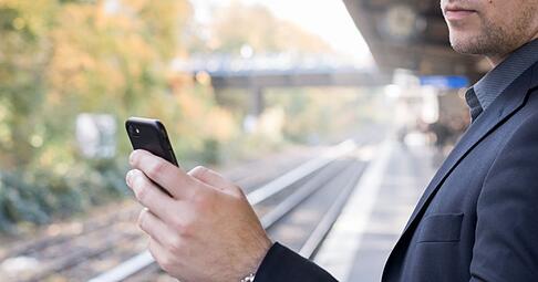 Echtzeitdaten f&uuml;r Bus und Bahn: Google Maps zeigt k&uuml;nftig nicht nur geplante Abfahrtszeiten, sondern auch Versp&auml;tungen und Prognosen direkt in der App.