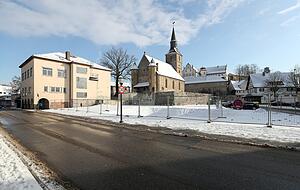 Der Abriss des evangelischen Gemeindehauses soll noch folgen, dann ist die Teilfläche im Zuge der Sanierung der Kochendorfer Ortsmitte bereit für eine Bebauung. Es gibt Gedankenspiele für eine Markthalle mit Gastronomie. Foto: Veigel