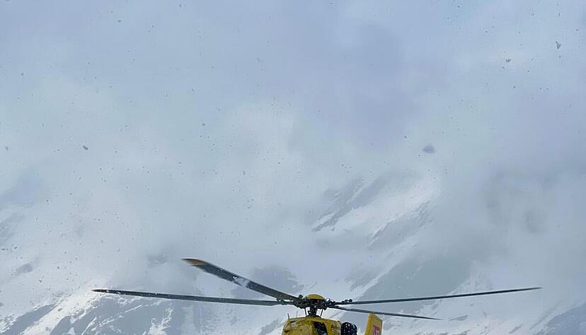 Mit Rettungshubschraubern wurden die Verletzten ausgeflogen. Mit Rettungshubschraubern wurden die Verletzten ausgeflogen.