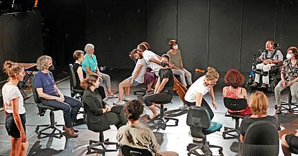Wenn der Körper zum Objekt wird und der Zuschauer Teil der Performance: "Balancing Bodies" mit der Compagnie Woest und Publikum.
Foto: Ralf Seidel