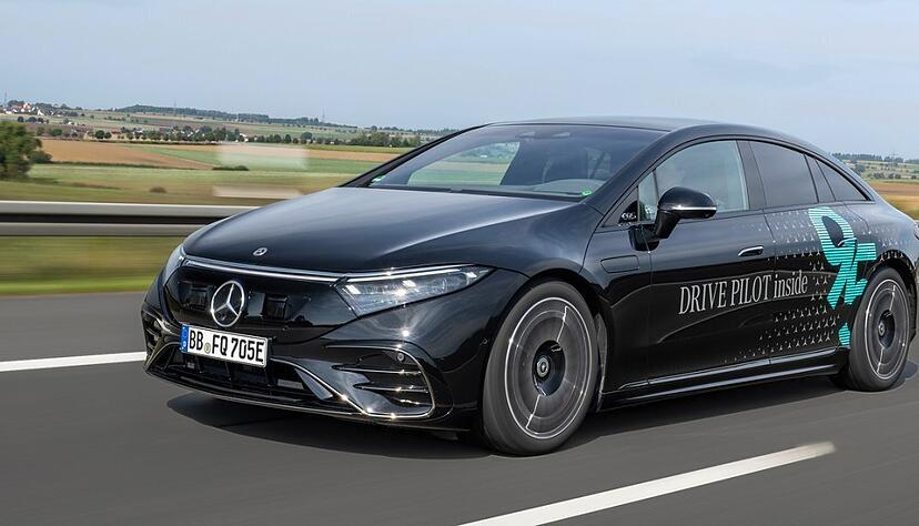 Mercedes hat eine wichtige Hürde bei der Etablierung des automatisierten Fahrens genommen. Mit der S-Klasse und dem EQS dürfen Fahrer nun bis zu 95 km/h auf der Autobahn autonom fahren. Mercedes hat eine wichtige Hürde bei der Etablierung des automatisierten Fahrens genommen. Mit der S-Klasse und dem EQS dürfen Fahrer nun bis zu 95 km/h auf der Autobahn autonom fahren.