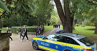 Das DFB-Team verließ kurz vor der Abreise zum Sinsheim-Spiel das Parkhotel, um einen Spaziergang zu machen. Die Fan-Meute folgte und überforderte die Polizei kurzzeitig.