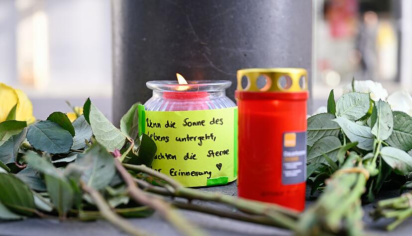 Mit Blumen und Kerzen wird nach der Todesfahrt der Opfer gedacht.