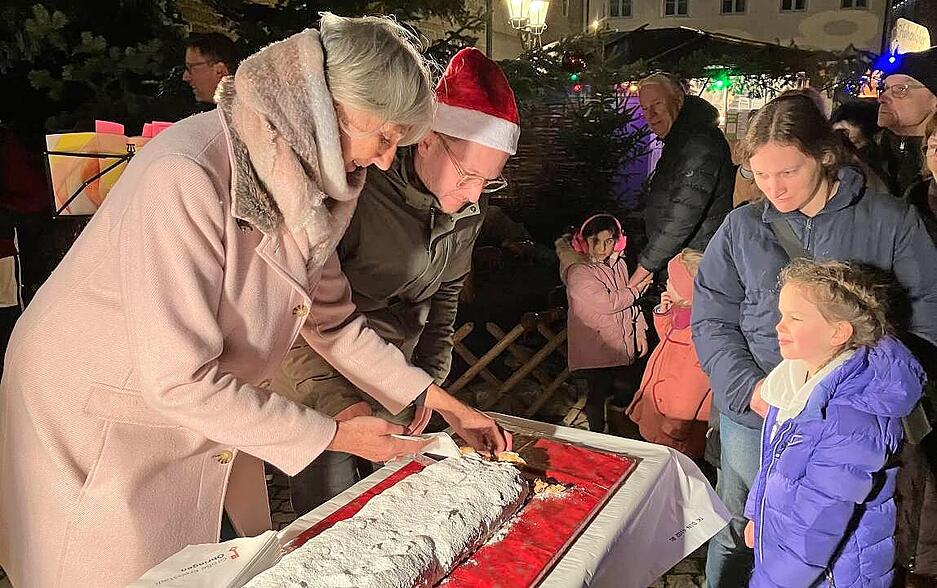 OB Patrick Wegener schneidet unterstützt von Heidrun Südecum erstmals den Riesenstollen an.