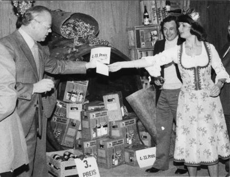 Die deutsche Weink&ouml;nigin Friedlinde Gurr aus Untergruppenbach lost aus den 1450 richtigen Lesereinsendungen des HSt-Weinquiz die Hauptgewinner aus. 
Foto: HSt-Archiv.