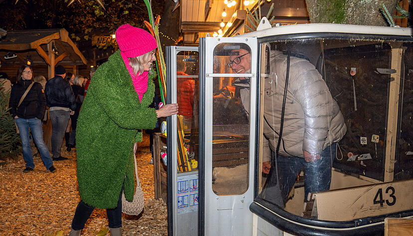 Eine alte Gondel ist ein beliebtes Fotomotiv im Heilbronner Winterdorf.