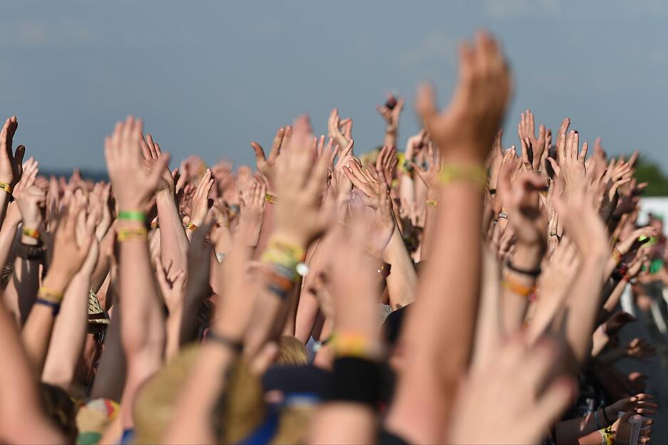 Festivalbesucher rocken und tanzen am ersten Tag des Southside-Festivals.