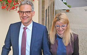 Steffen Hertwig und seine Partnerin Manuela Stolz nehmen die Rathaustreppe. Steffen Hertwig und seine Partnerin Manuela Stolz nehmen die Rathaustreppe.