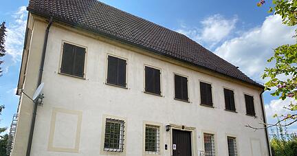 Im Pfarrhaus in Kochersteinsfeld soll eine zus&auml;tzliche Gruppe der angrenzenden Kita entstehen. Die Gemeinde mietet das Obergeschoss daf&uuml;r an.
Foto: Archiv/M&uuml;ller