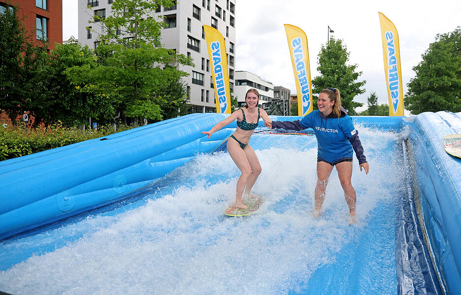 Auch wenn das Wetter nicht wirklich sommerlich war, gab es einige Mutige, die sich in die Welle stürzten. Auch wenn das Wetter nicht wirklich sommerlich war, gab es einige Mutige, die sich in die Welle stürzten.