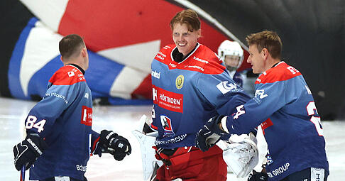 Schon vor dem Spiel hatte Goalie Franz Jokinen (Mitte) gut lachen. Der 19-Jährige hielt im Test gegen Langenthal im Rahmen des Stadionfestes der Falken seinen Kasten sauber.