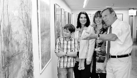 Der Biberacher Lithograph Alfred Straub (rechts) führt Besucher der Volkshochschule Heilbronn in seine Aquarellwerke ein. Seine Ausstellung in der VHS im Deutschhof ist noch bis 12. Juli geöffnet. (Foto: Ralf Seidel)