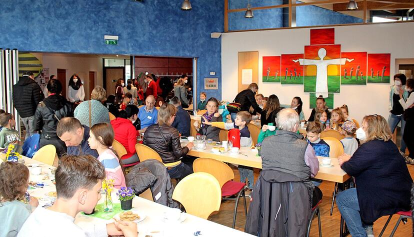 Die erste Obersulmer Integrationscafé-Veranstaltung für Flüchtlinge aus der Ukraine im Gemeindezentrum St. Johann Baptist in Affaltrach war gut besucht. Die erste Obersulmer Integrationscafé-Veranstaltung für Flüchtlinge aus der Ukraine im Gemeindezentrum St. Johann Baptist in Affaltrach war gut besucht.