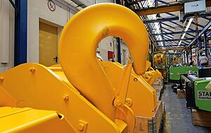 Dieser Haken hält was aus: Ein Blick in die Halle in Künzelsau (links). Bei Motoren und Getrieben wird vom Gehäuse über das Innenleben fast alles in Künzelsau gebaut.
Fotos: Christian Gleichauf Dieser Haken hält was aus: Ein Blick in die Halle in Künzelsau (links). Bei Motoren und Getrieben wird vom Gehäuse über das Innenleben fast alles in Künzelsau gebaut.
Fotos: Christian Gleichauf