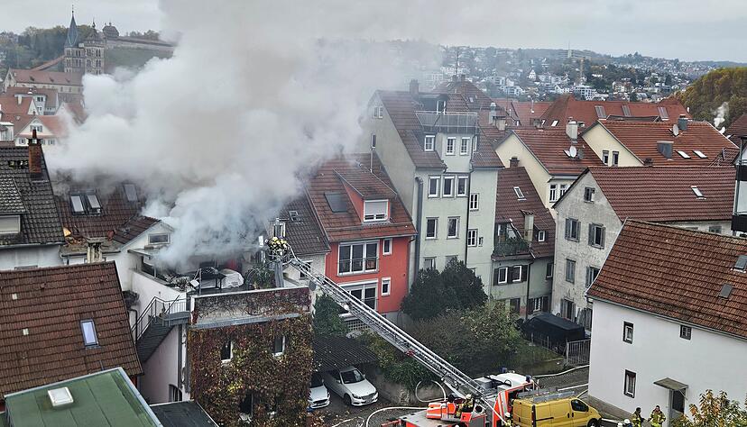 Einsatzkr&auml;fte der Feuerwehr l&ouml;schen einen Brand in der Innenstadt von Esslingen.