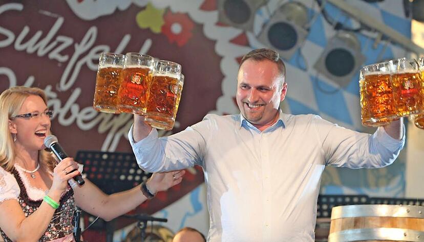 Zehn Maßkrüge sind für Piotr Szczésniak, den polnischen Amtskollegen von Bürgermeister in Sarina Pfünder, offenbar nicht schwer. Er half beim Fassanstich.Foto: Theuer Zehn Maßkrüge sind für Piotr Szczésniak, den polnischen Amtskollegen von Bürgermeister in Sarina Pfünder, offenbar nicht schwer. Er half beim Fassanstich.Foto: Theuer