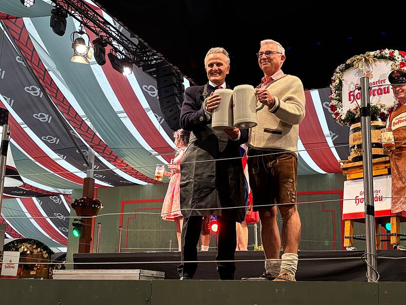 Das 177. Cannstatter Volksfests ist eröffnet: Frank Nopper (links, CDU), Oberbürgermeister von Stuttgart und Thomas Strobl (CDU), Innenminister von Baden-Württemberg, heben nach dem Fassanstich ihre Bierkrüge in die Höhe. Das 177. Cannstatter Volksfests ist eröffnet: Frank Nopper (links, CDU), Oberbürgermeister von Stuttgart und Thomas Strobl (CDU), Innenminister von Baden-Württemberg, heben nach dem Fassanstich ihre Bierkrüge in die Höhe.