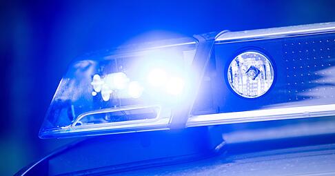 Ein Blaulicht leuchtet an einer Polizeistreife.