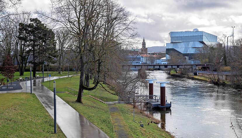 An dieser Schiffsanlegestelle im Alten Neckar könnte der Surfwellen-Frachter einmal vor Anker gehen. Im Hintergrund die Experimenta und die Kilianskirche.