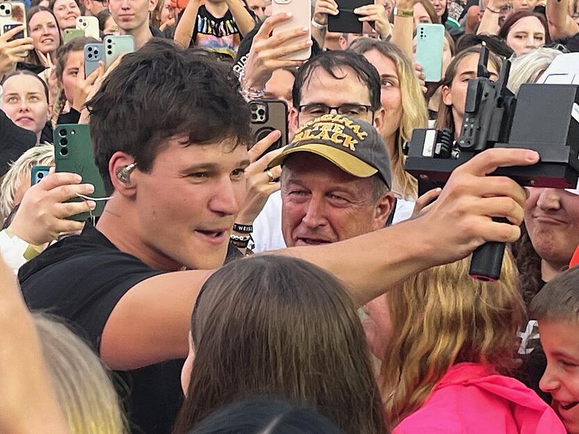 Wincent Weiss geht bei seinen Konzerten gerne auf Tuchfühlung mit den Fans. Beim Mosbacher Sommer lief er immer wieder durch die Menge.