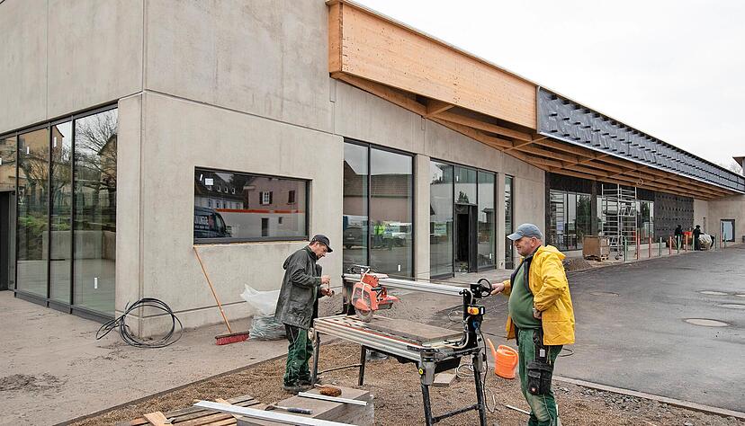 Voraussichtlich zwischen Ostern und Pfingsten soll die Neue Mitte er&ouml;ffnen. Die Familienbetriebe H&auml;fele, Hirth und B&ouml;hringer freuen sich darauf, den Kunden ihre regionale Ware anzubieten.
Foto: Andreas Veigel