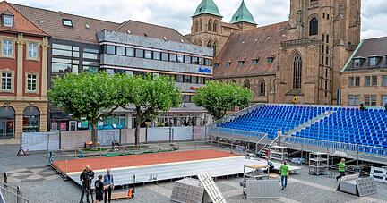 Der Bodenbelag für die Sportler kann nur bei Trockenheit geklebt werden. Am Freitagmorgen soll er fertig ausliegen.
Fotos: Christiana Kunz