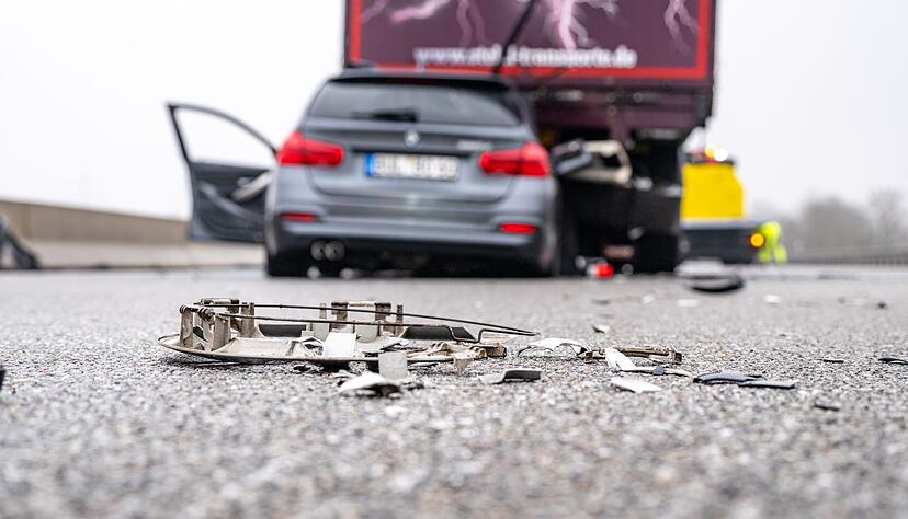 Ein zerstörtes Fahrzeug steht nach einem Unfall auf der Autobahn A3. (Archivbild) Ein zerstörtes Fahrzeug steht nach einem Unfall auf der Autobahn A3. (Archivbild)