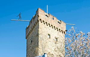 Neues Schild an der G&ouml;tzenturmbr&uuml;cke wirbt f&uuml;r die Burgenstra&szlig;e.Foto: Berger