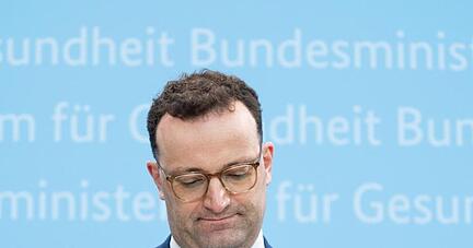 «Es geht um ein sehr geringeres Risiko - aber, falls es tatsächlich im Zusammenhang mit der Impfung stehen sollte, um ein überdurchschnittliches Risiko», sagt Bundesgesundheitsminister Jens Spahn.
