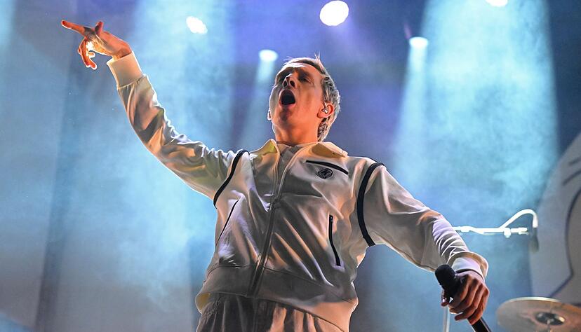 Felix Kummer von Kraftklub sorgt f&uuml;r Stimmung.